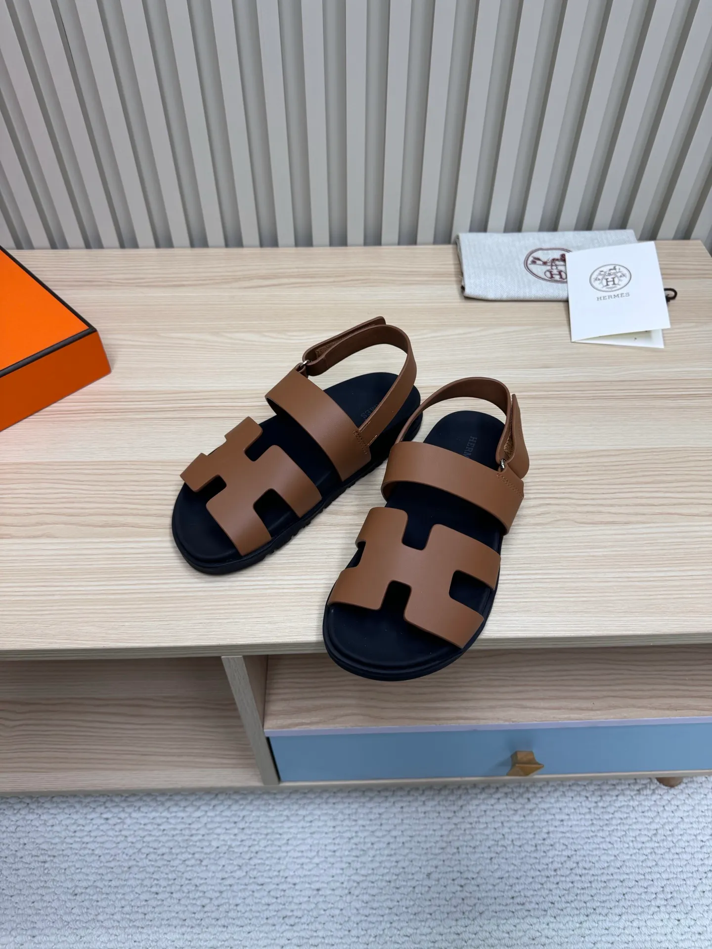 👟👟Ex-factory price 502👟👟Hermes🐎The extremely popular couple’s second uncle slippers/golden sandals and slippers, paired with various colorful socks, are so trendy!  ———————— Upper: imported cowhide/sheep leather/cloth/palmprint leather lining: imported cowhide/sheepskin outsole: Tpu non-slip and wear-resistant outsole Female size: 35-42 (40.41.42 non-returnable and non-exchangeable) Male code: 39-45 (45 non-returnable and non-exchangeable)